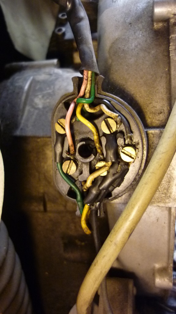 tenemos que soltar todos los cables de la caja de conexiones del motor