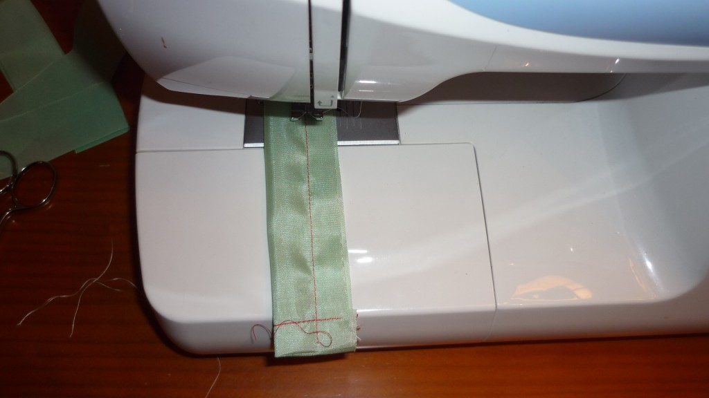 con cinta de ribetear mantas, que es de Nylon, hacemos las fundas de las varillas