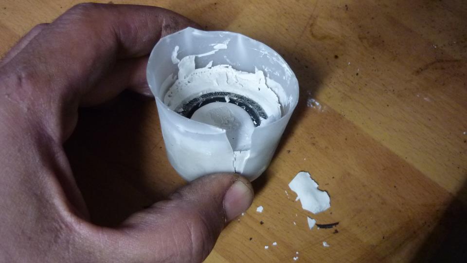 rompemos el vaso de plástico y nos queda el molde de escayola suelto